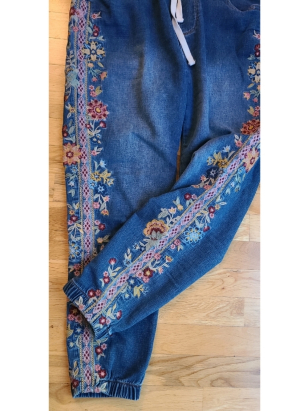 Driftwood Coastal Swell Floral Embroidered Joggers Garden Girl Sz Medium - Picture 8 of 12